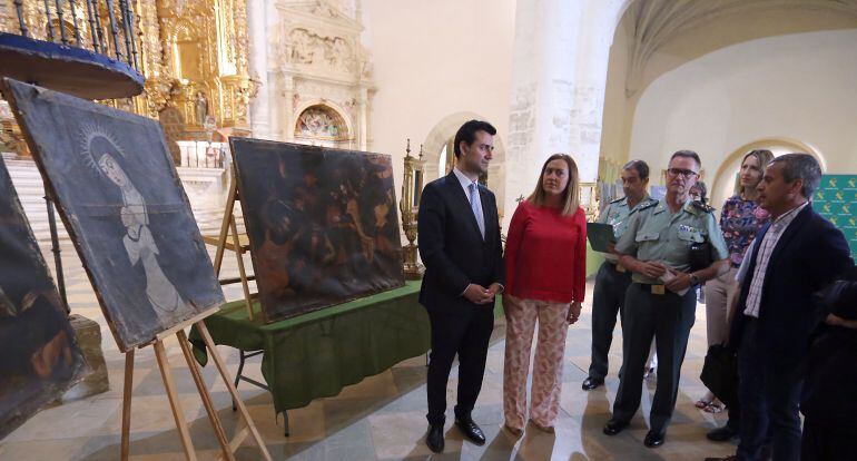 La delegada del Gobierno en Castilla y León, Virginia Barcones, informa sobre el desarrollo de una operación en la que se han recuperado un lote de obras de arte expuestas en el Convento Museo de San Francisco de Medina de Rioseco. Junto a ella, el alcald