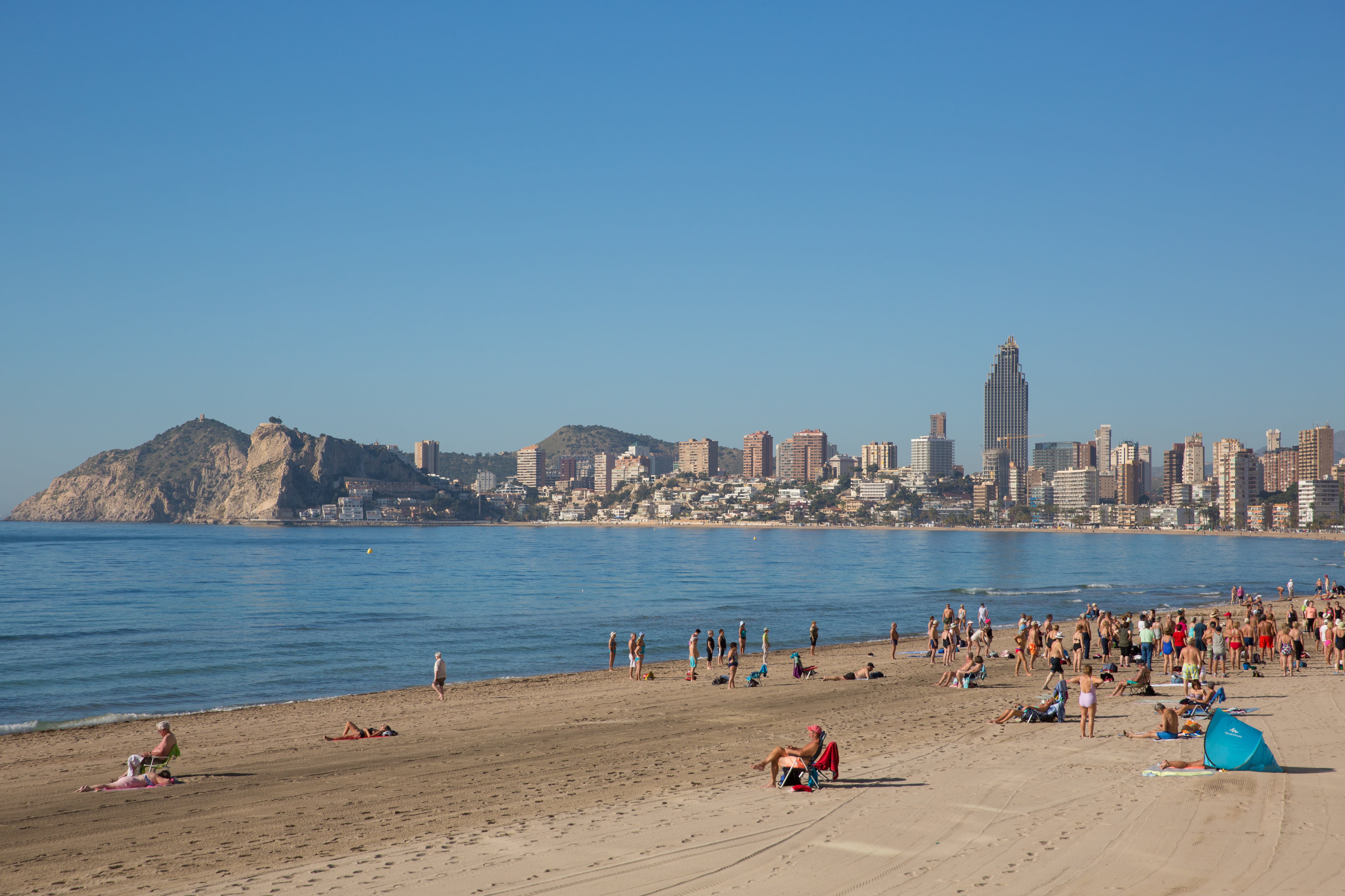 Imagen de archivo de la playa de Poniente, en Benidorm, durante el invierno