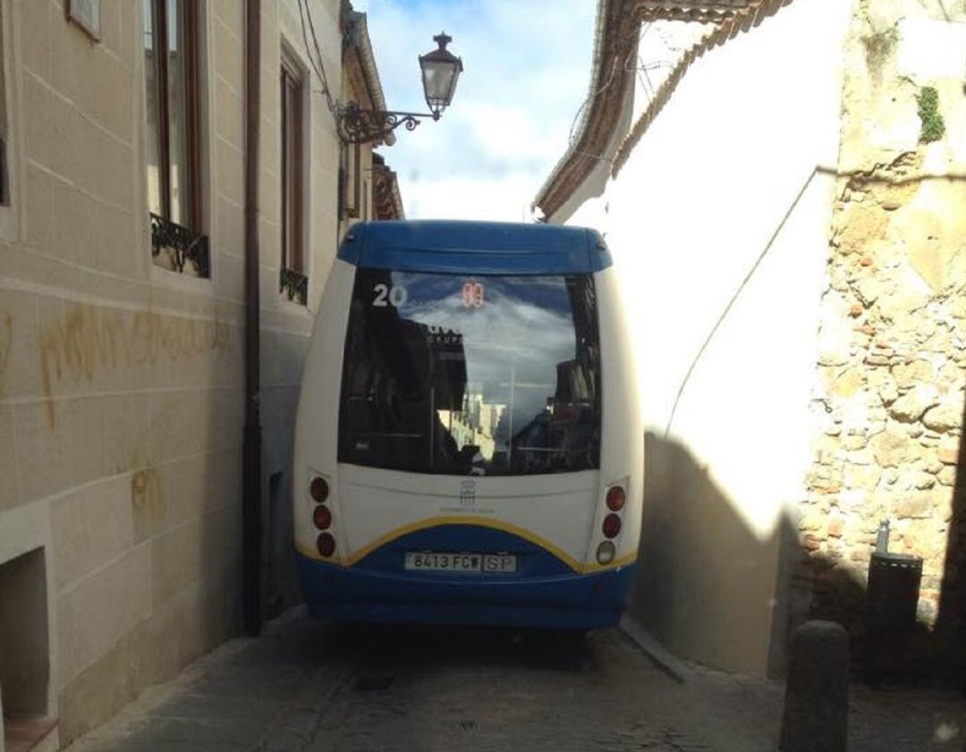 Autobús de la línea 9 en el casco histórico