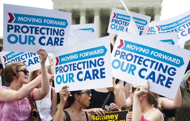 Defensores de la reforma de salud del presidente Barack Obama se concentran frente al Tribunal Supremo en Washington, Estados Unidos, tras conocer que el Supremo ha mantenido la esencia de la ley y obliga a repensar la cobertura de millones de personas.