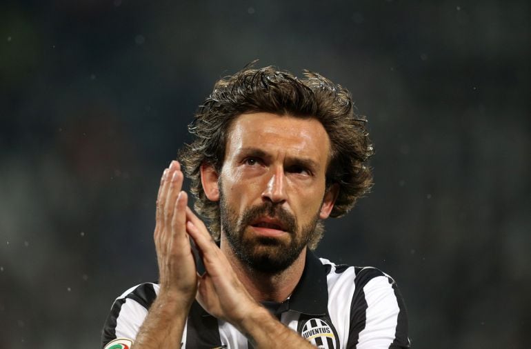 Andrea Pirlo agradece el aplauso de la grada