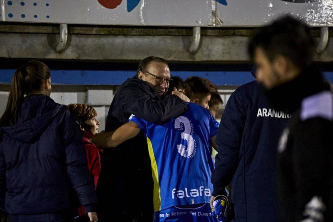 El presidente de la Arandina, Pedro García, se abraza a uno de los jugadores en El Montecillo.