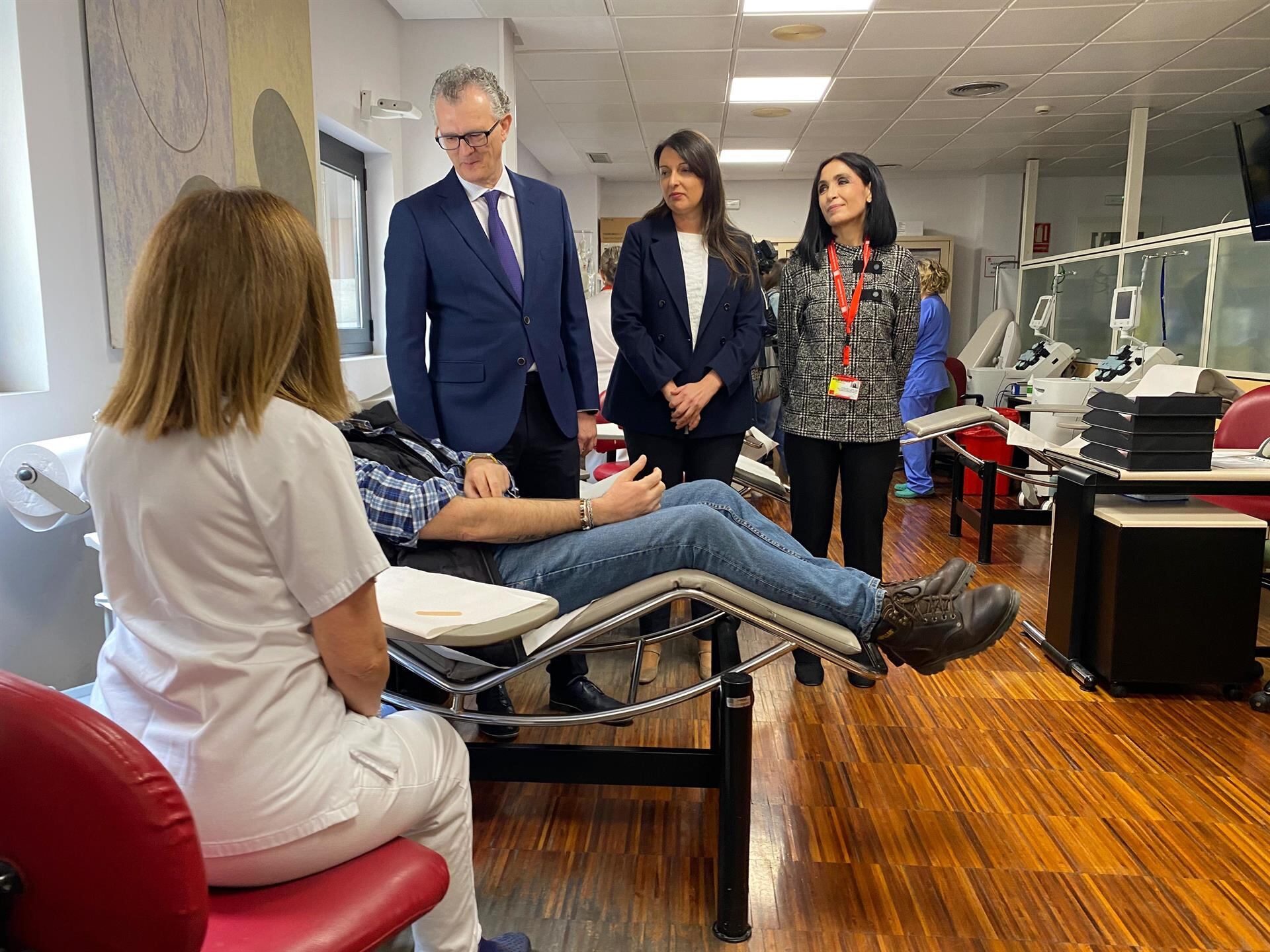 El consejero de Salud, Juan José Pedreño, en su visita al Centro Regional de Hemodonación