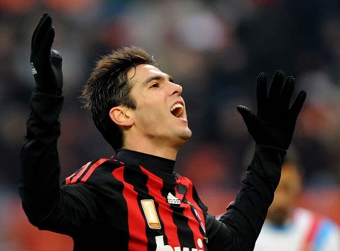 Kaká celebra un gol con el Milan