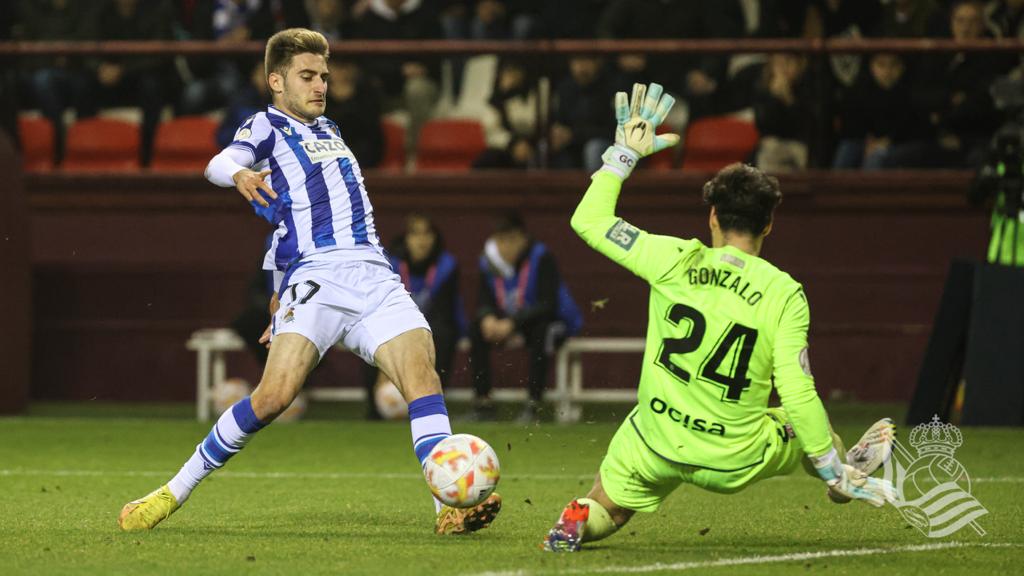 Robert Navarro supera a Gonzalo Crettaz en el único tanto del partido / Real Sociedad