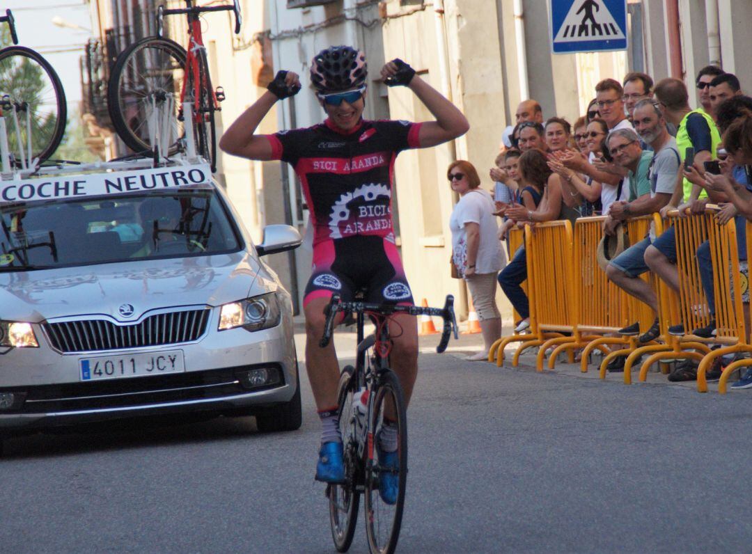 El arandino del Bici Aranda, Marcos Gómez, en gesto victorioso durante una de las pruebas de esta temporada.