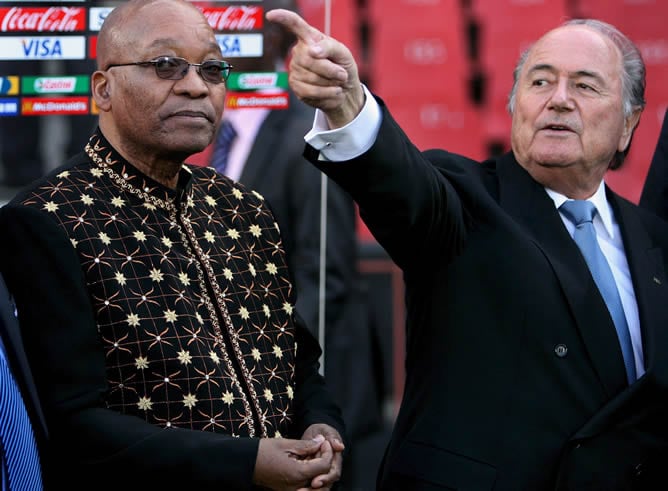 El presidente de la FIFA Joseph S. Blatter y el presidente de Sudáfrica Jacob Zuma durante la apertura oficial de la Copa Confederaciones 2009 antes del partido entre Sudáfrica e Irak