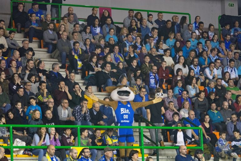 El Club Ourense Baloncesto, da la sorpresa en el Pazo y vence al líder Breogán por 79 a 67. Gran ambiente registró el Pazo para ver el derbi del Miño