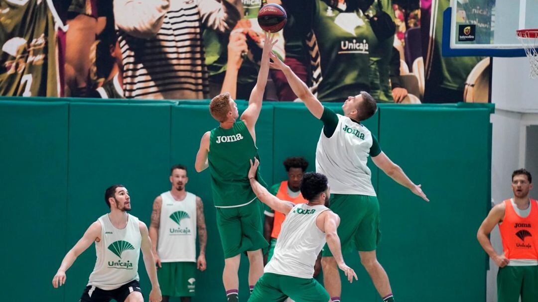 Los jugadores del Unicaja entrenando en Los Guindos