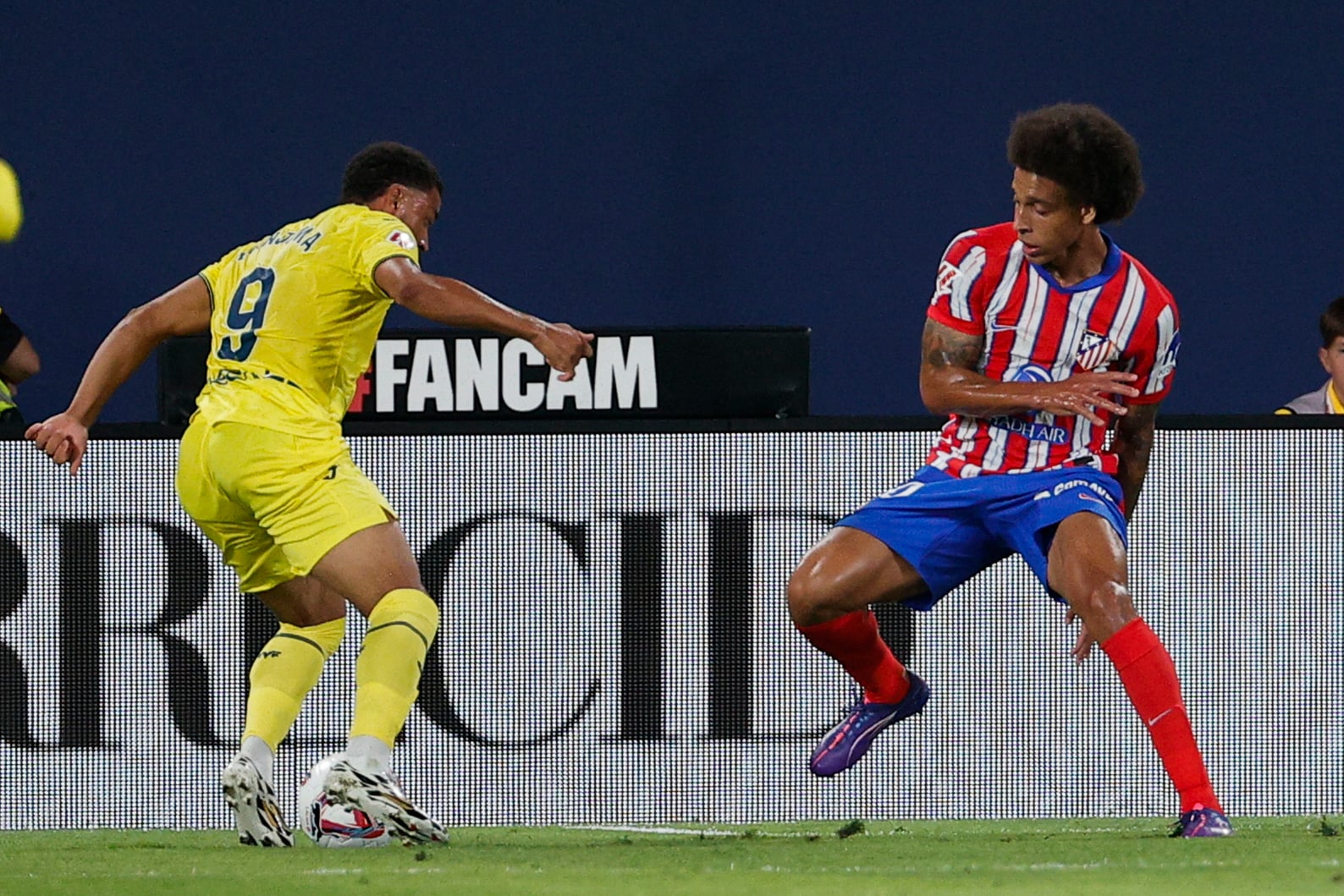 VILLARREAL (COMUNIDAD VALENCIANA), 19/08/2024.- El extremo nigeriano del Villarreal Arnaut Danjuma (i) pelea una posesión con el centrocampista belga del Atlético de Madrid Axel Witsel, este lunes, en un partido de la primera jornada de LaLiga EA Sports, entre el Villarreal CF y el Atlético de Madrid, en el Estadi de la Ceràmica de Villarreal (Comunidad Valenciana). EFE/ Manuel Bruque
