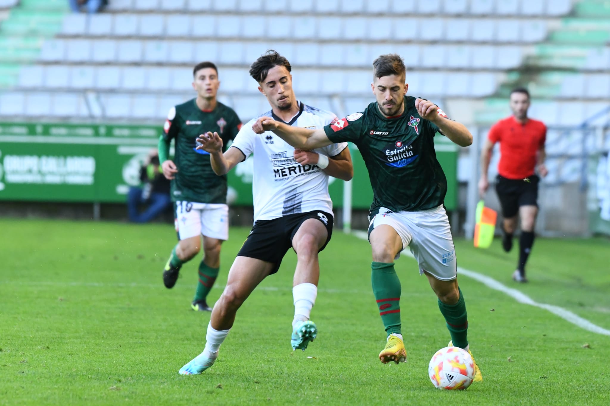 Heber Pena avanza en una acción del Racing-Mérida en A Malata