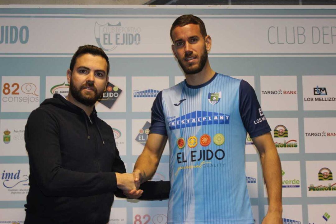 Javi Fernández presentando a Carlos Fernández.