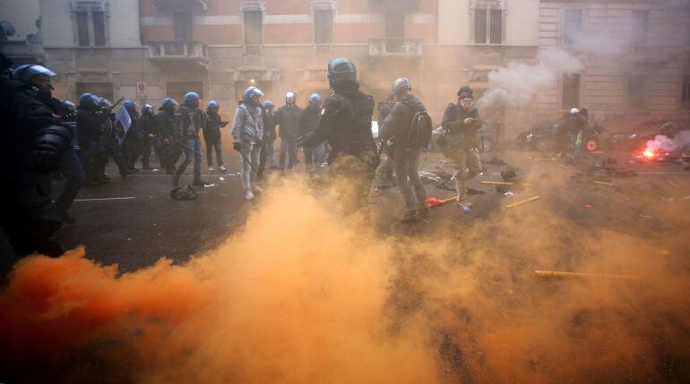 Policías intentan controlar a los manifestantes en las protestas contra la Expo de Milán