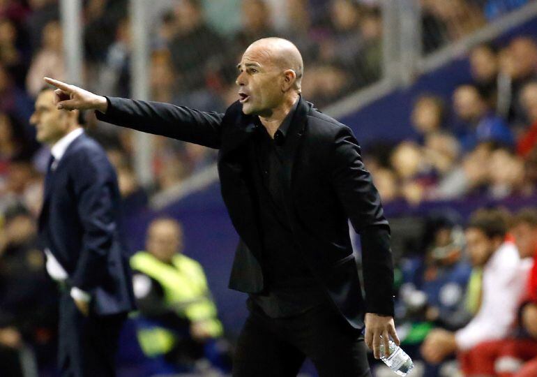 GRAF6852. VALENCIA, 13052018.- El entrenador del Levante UD Paco López, durante el partido de la trigésimo séptima jornada de Liga en Primera División que Levante UD y FC Barcelona juegan esta noche en el estadio Ciudad de Valencia. EFEJuan Carlos Cárdena