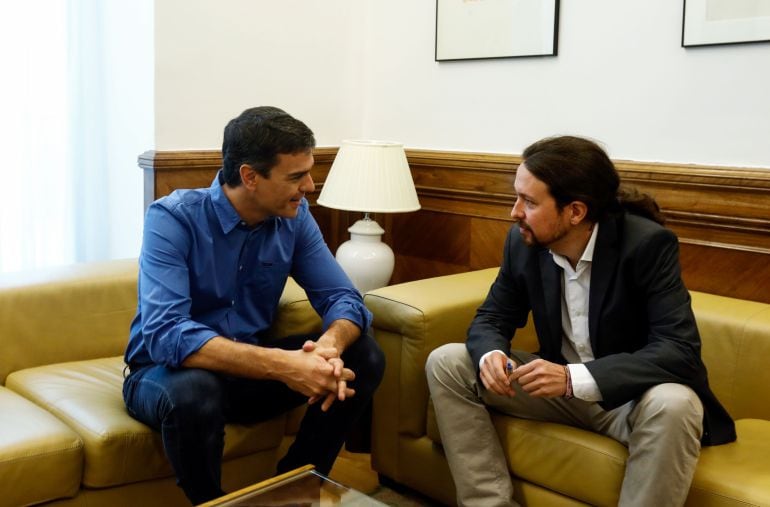 Pedro Sánchez y Pablo Iglesias, durante un encuentro en el Congreso el 27 de junio de 2017.