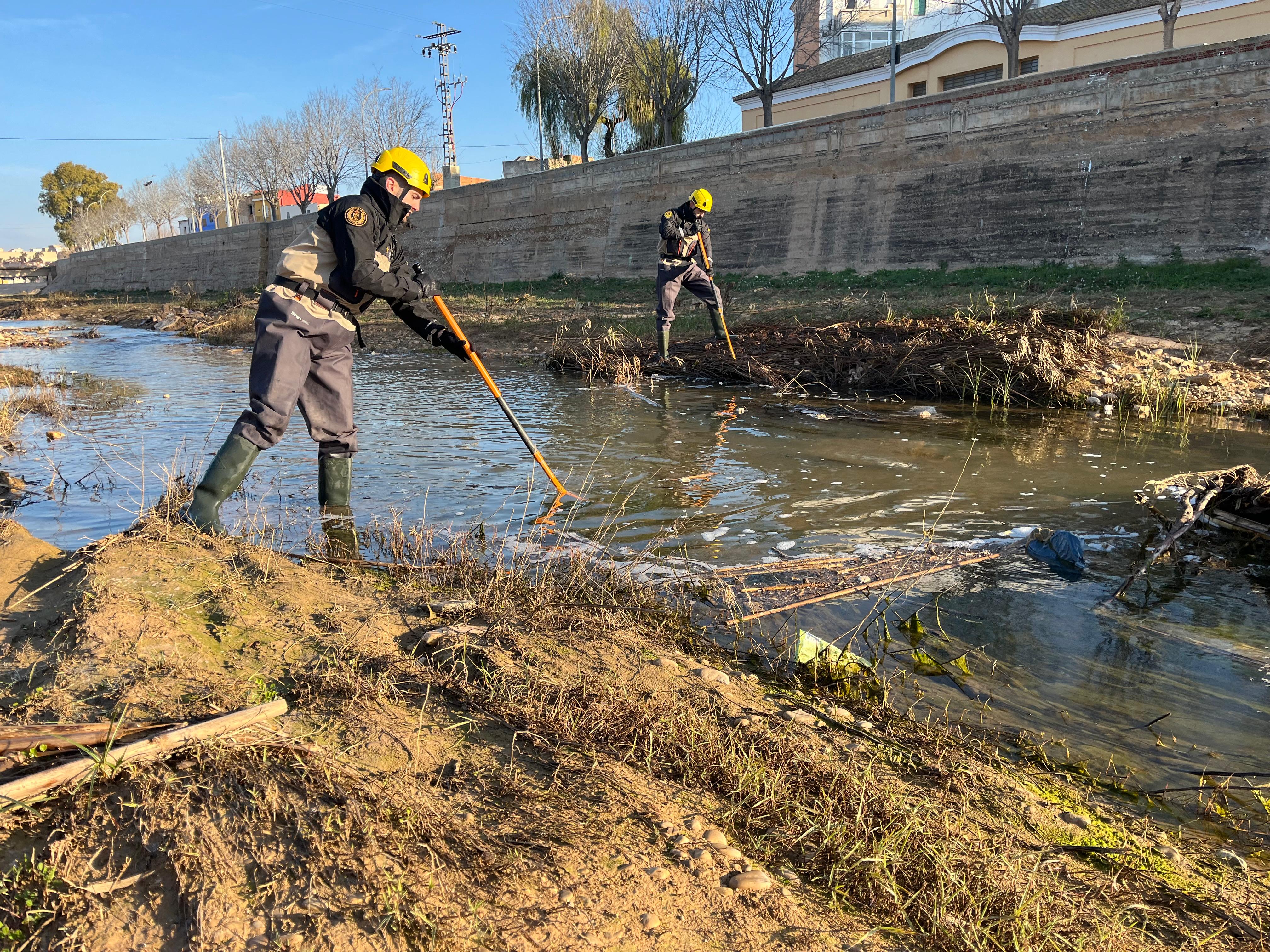 Agentes de la Guardia Civil peinan el río Magro hasta su confluencia con el Xúquer en busca de los desaparecidos por la DANA.