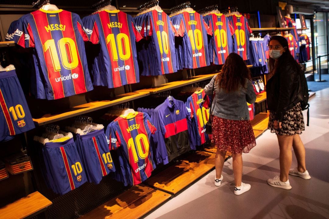 Samarretes amb el nom de Leo Messi a la botiga del Museu del Barça