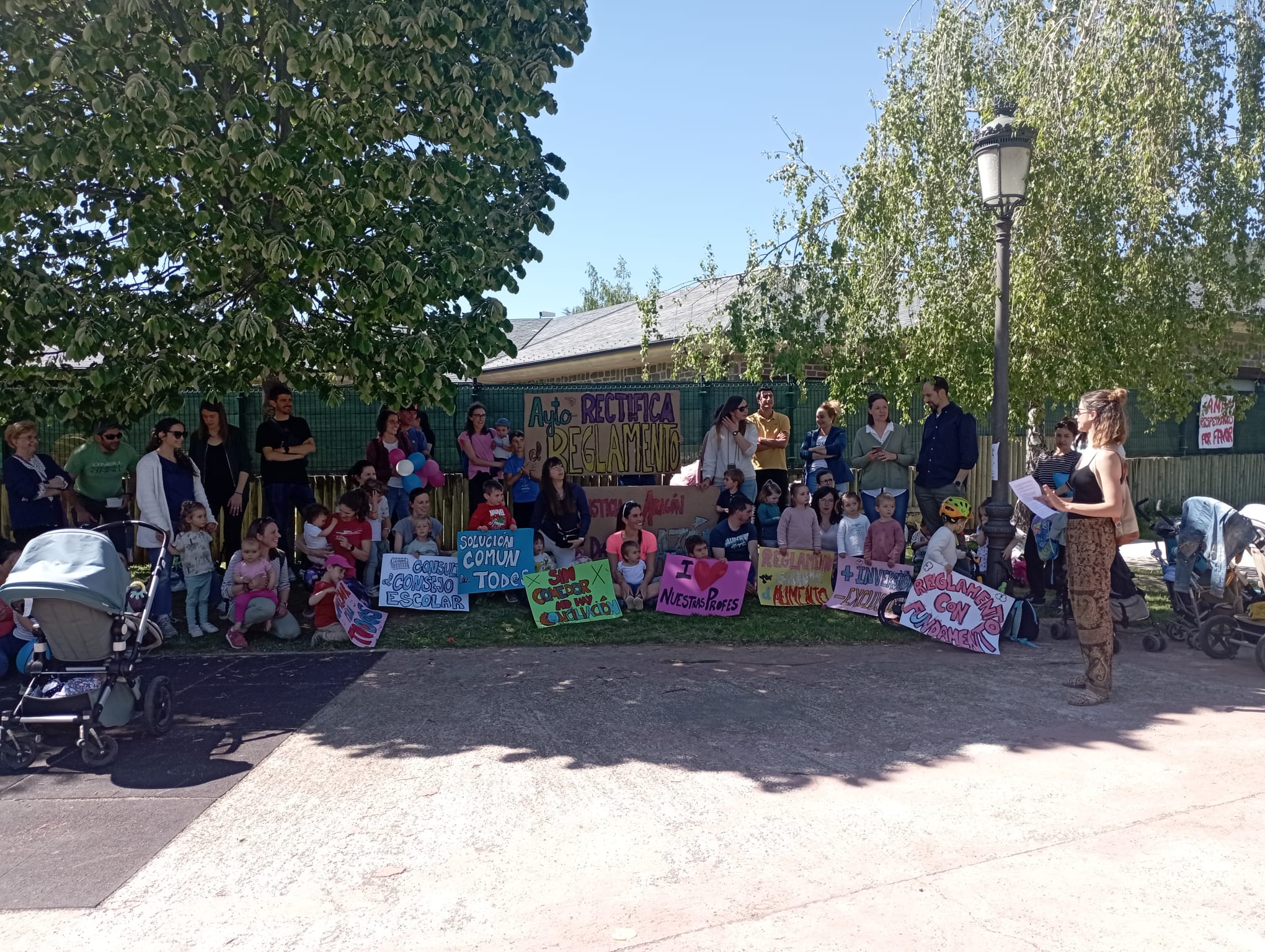 Un grupo de familias de la Escuela Infantil Municipal de Jaca se concentraba este jueves por la tarde junto a las instalaciones