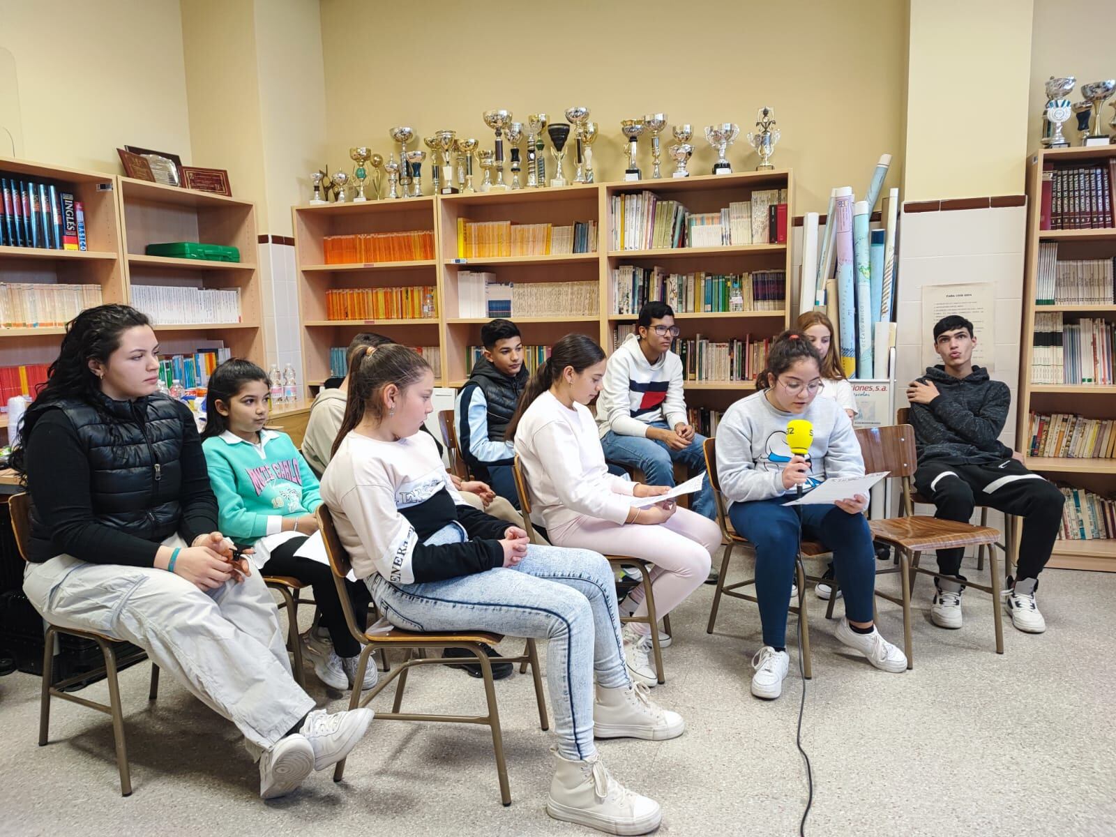 Ángela y Ana nos han leído el manifiesto del colegio