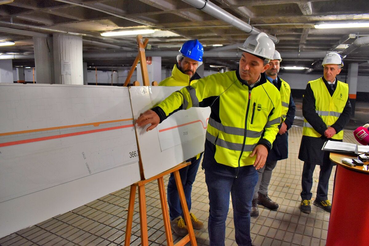 Pedro Blanco mostrando el plano de uno de los carriles bici