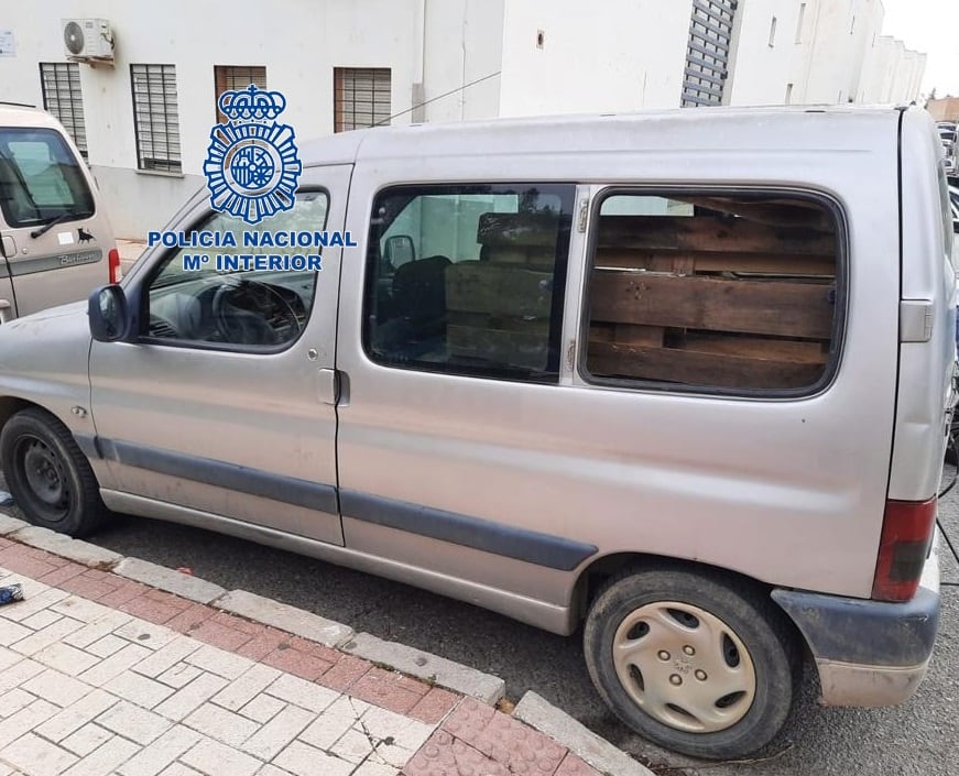 Uno de los vehículos interceptados por la Policía Nacional