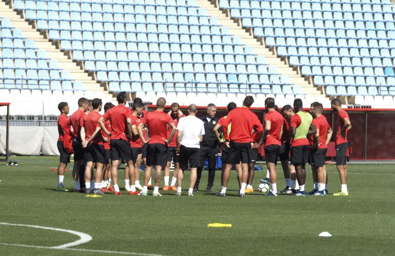 Lucas Alcaraz hablando con la plantilla.