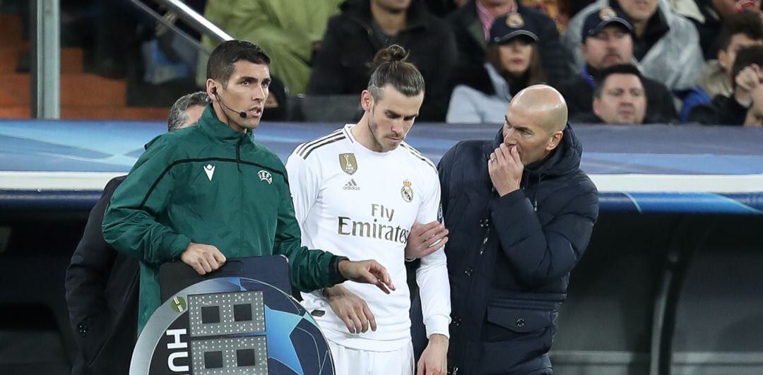 Zinedine Zidane da instrucciones a Gareth Bale