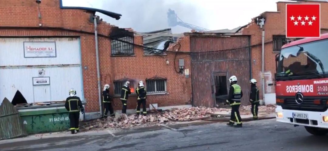 Los bomberos sofocando las últimas llamas