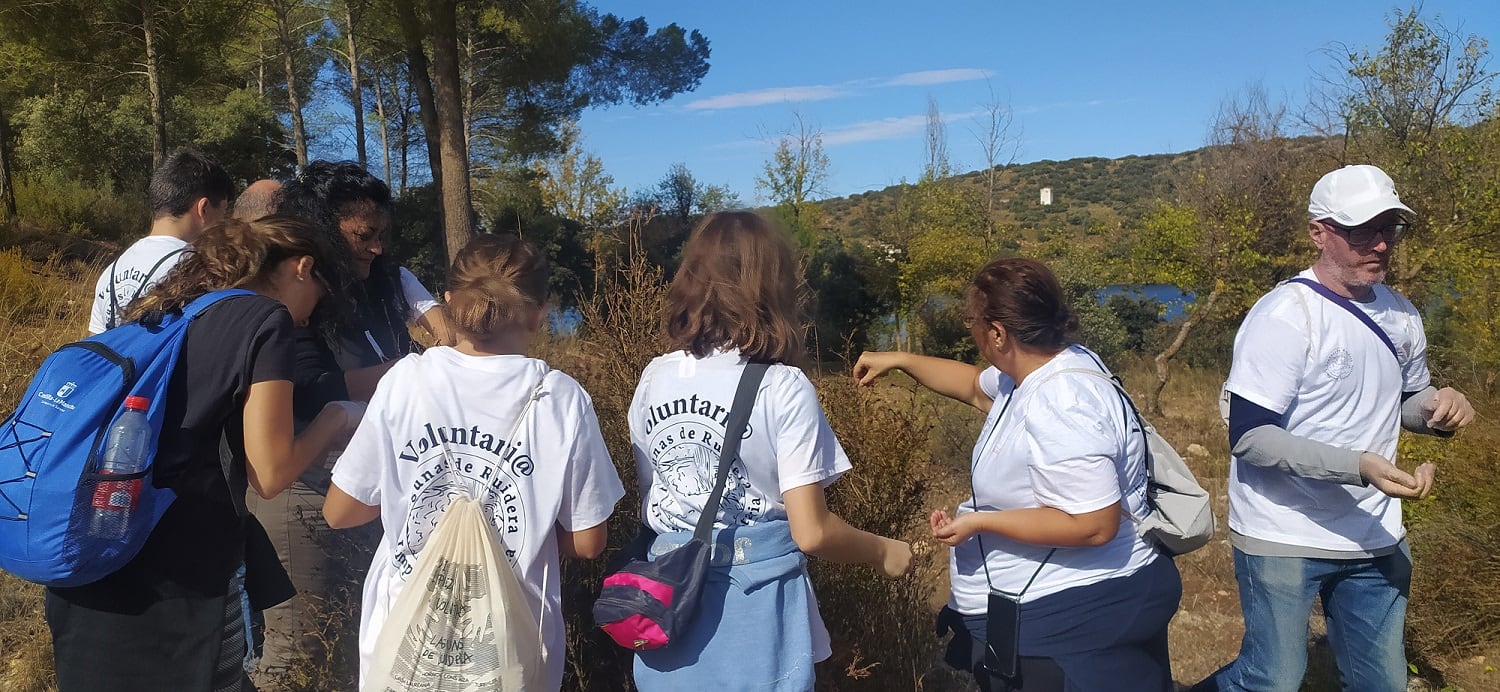 Voluntarios recogiendo residuos en las Lagunas de Ruidera