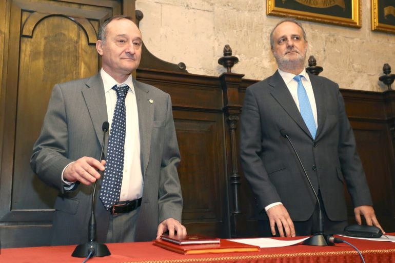 Daniel Miguel, rector de la UVa y Juan María Bilbao, nuevo decano de la Facultad de Derecho en el acto de toma de posesión