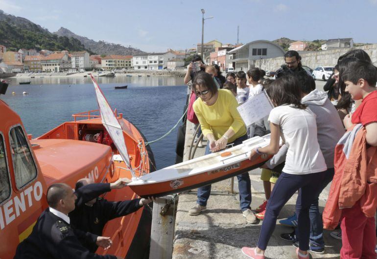 Alumnos del Colegio Pindo, en Carnota (A Coruña) se despiden del SS Scot