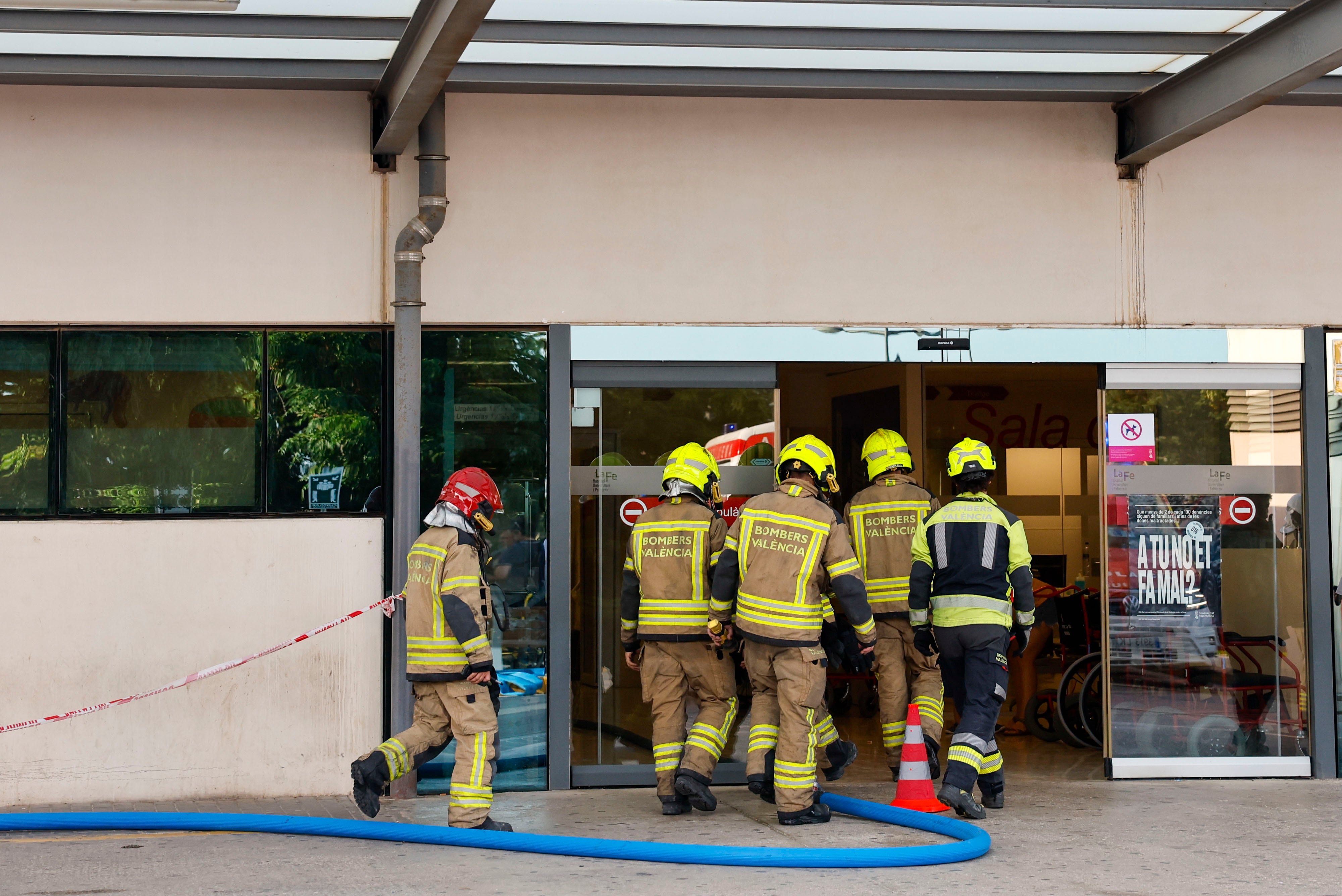 Efectivos del cuerpo de bomberos acuden a la planta de Psiquiatría del hospital La Fe de Valencia en la que este lunes ha fallecido una mujer debido a un incendio que ha obligado a evacuar a los pacientes y al personal de esa planta y de una inferior.