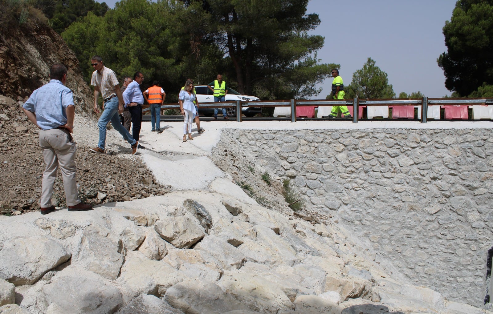 Los tenientes de alcalde de Cultura y Festejos recorrían algunas de las infraestructuras hidráulicas que del nuevo vial.
