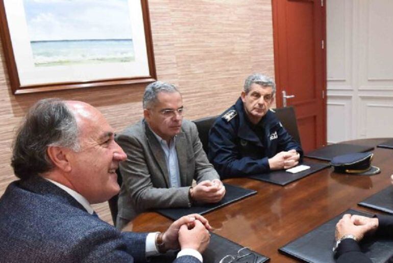 José Medina (dcha), junto al concejal de seguridad ciudadana, Jacinto Muñoz y el alcalde de Algeciras, José Ignacio Landaluce
