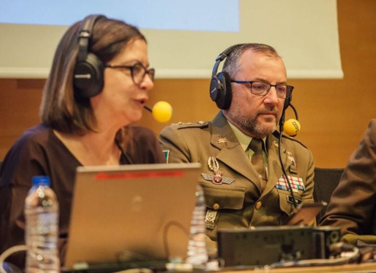 El jefe del MOE, el General Demetrio junto a Angels Barceló en Alicante