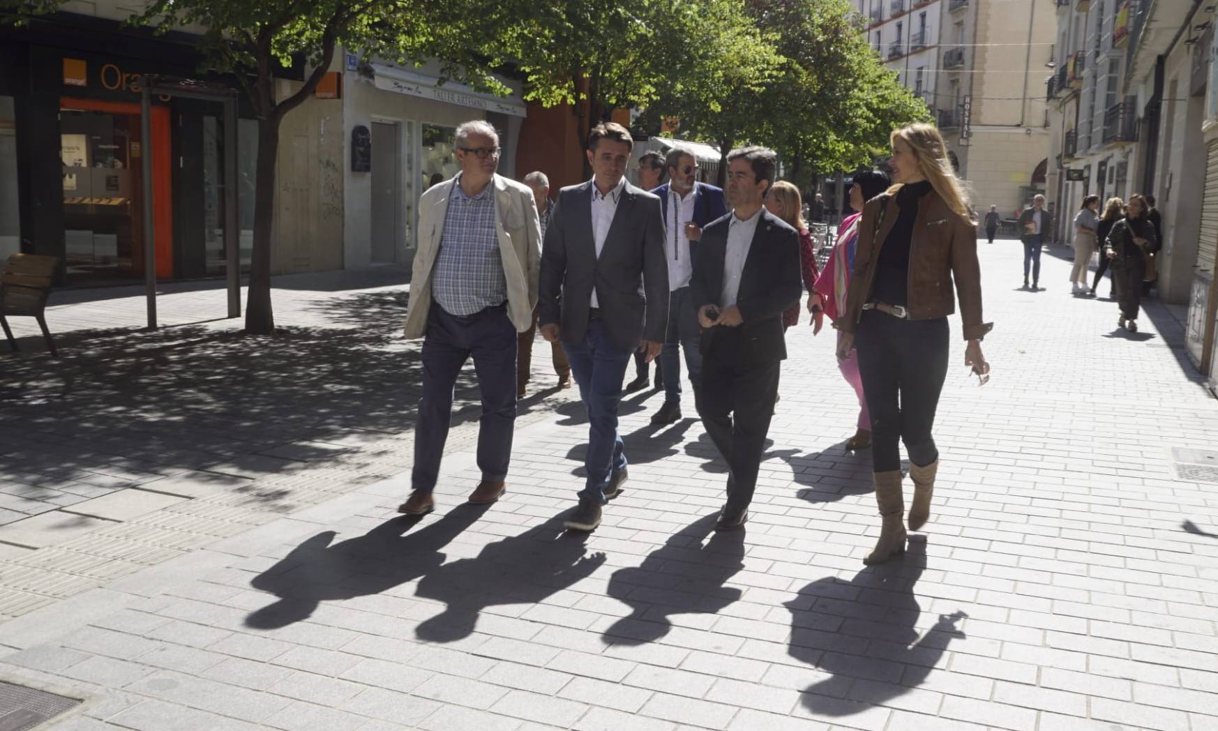 Luis Felipe pasea con integrantes de la candidatura por el centro de Huesca
