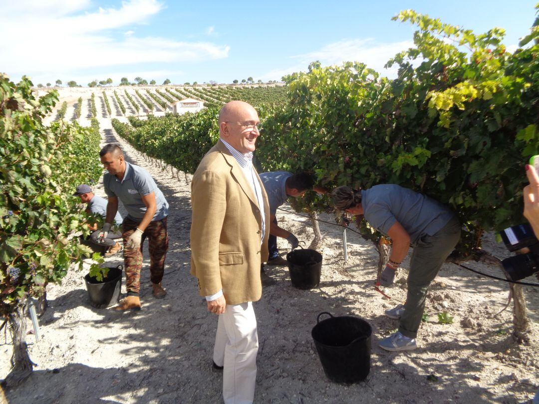 Imagen de archivo del consejero de Agricultura en la visita a viñedos y bodegas Monteabellón durante la vendimia de 2019