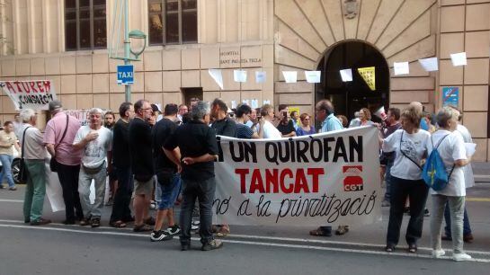 Manifestació davant de l&#039;Hospital de Santa Tecla.