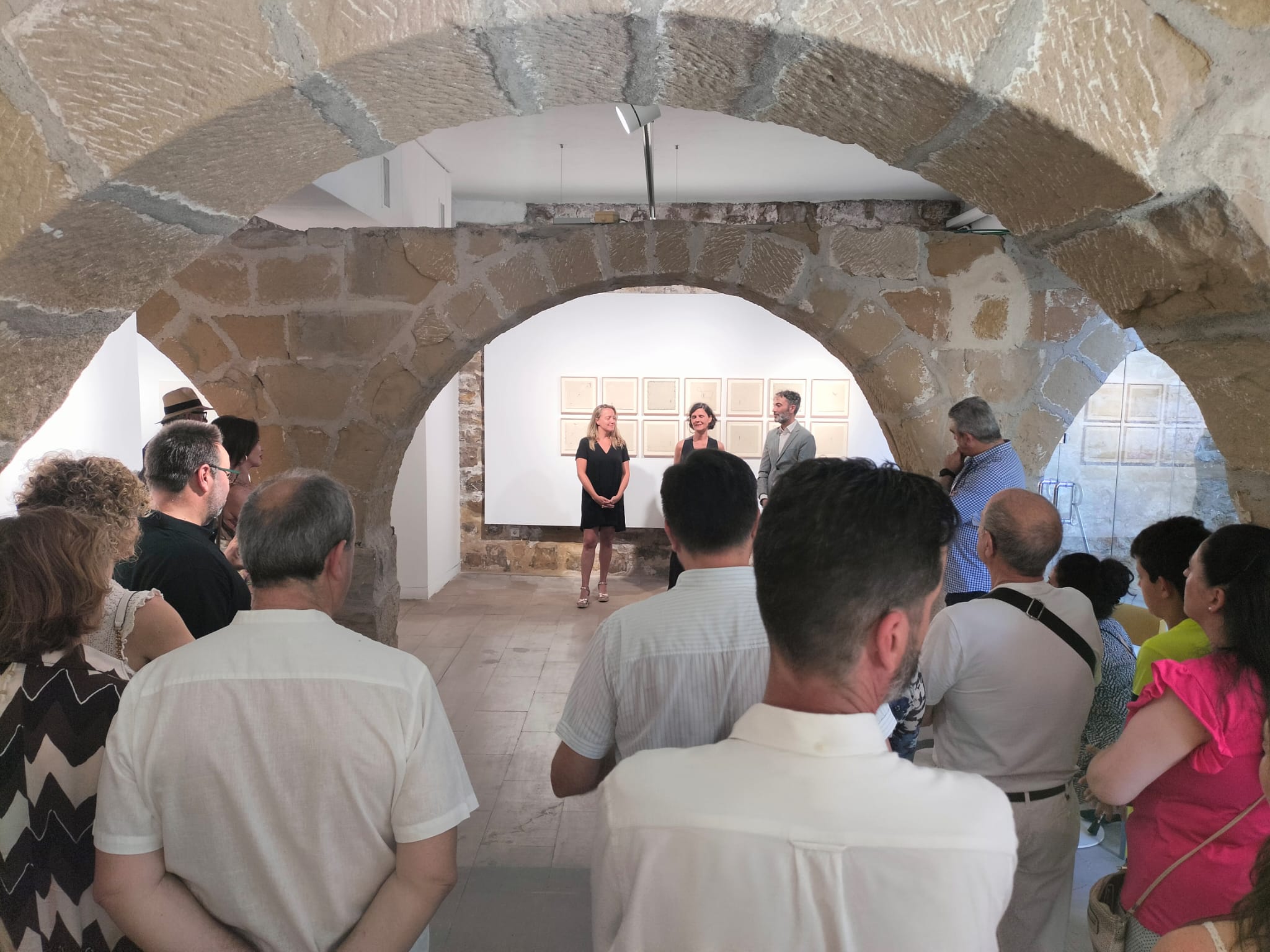 Inauguración de una exposición en la galería de arte Renace de Baeza