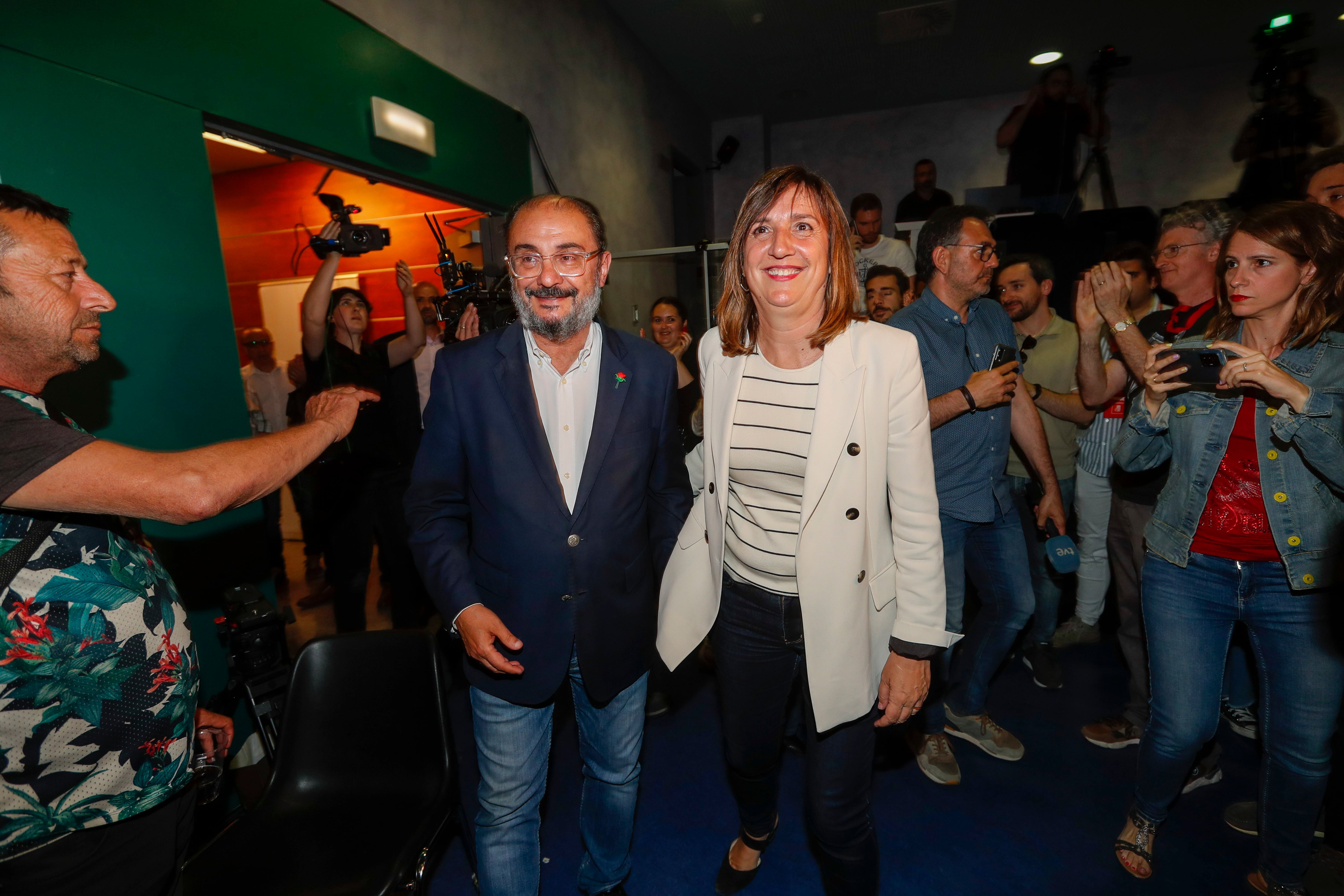 El candidato del PSOE a revalidar la Presidencia de Aragón, Javier Lambán junto a Lola Ranera, candidata de la formación al Ayuntamiento de Zaragoza momentos antes de valorar los resultados obtenidos . EFE/ Javier Belver