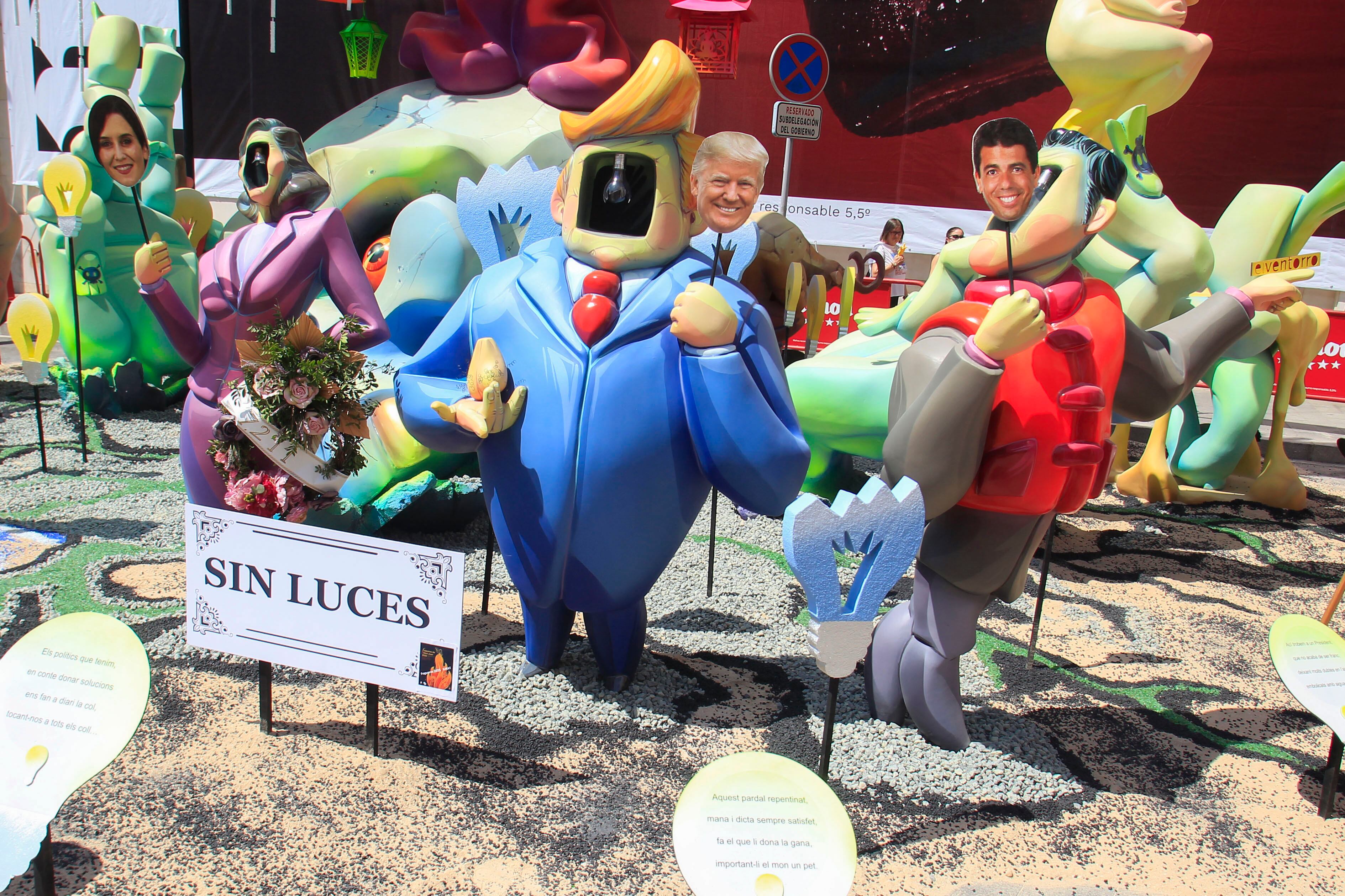 FOTODELDIA ALICANTE, 21/06/2025.- Los investigados judicialmente José Luis Ábalos y Koldo García han irrumpido en el último momento en las escenas que, con burla, protagonizan los ninots de los monumentos levantados por toda la ciudad de Alicante por las fiestas de Hogueras, donde la gestión de la dana de Carlos Mazón y los vaivenes políticos de Pedro Sánchez son protagonistas. Más de 180 hogueras, adultas e infantiles, han terminado de ser plantadas a primera hora de este sábado para ser disfrutadas por decenas de miles de visitantes y disputarse los premios por categorías. Todas serán pasto de las llamas durante la madrugada del 25 al 25 de junio, al término de San Juan, en el tradicional ritual de fuego y agua (banyà) que dará inicio al verano en la ciudad de Alicante. En la imagen, ninots de Ayuso, Trump y Mazón en la hoguera plaza de La Montanyeta. EFE/Morell
