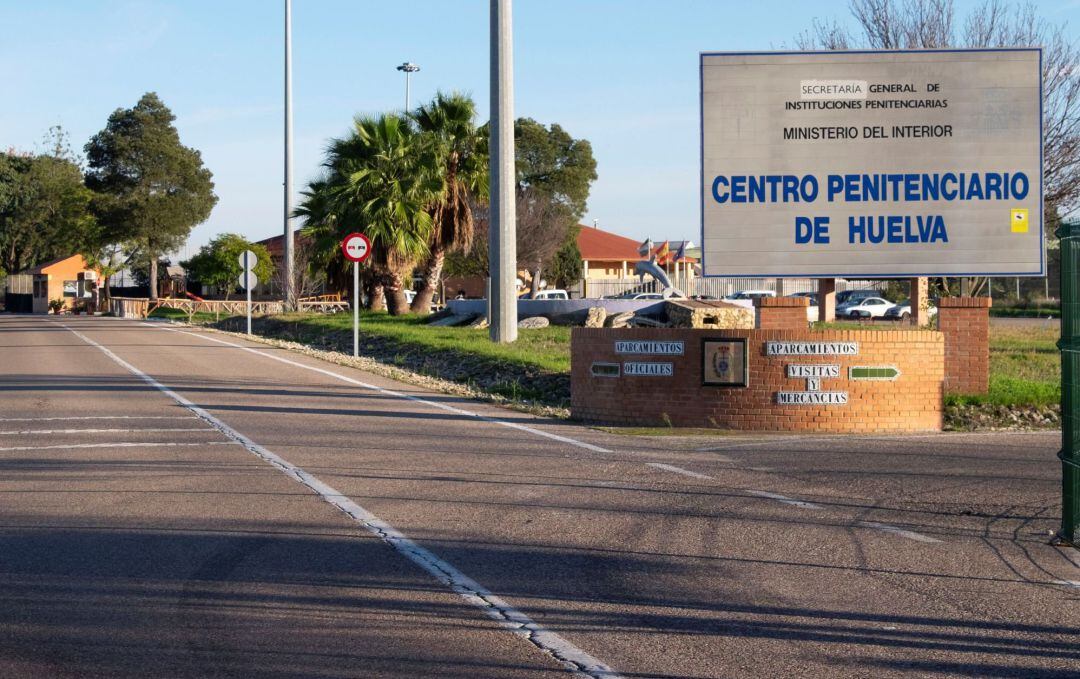 Vista de la entrada del Centro Penitenciario de Huelva.