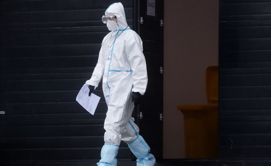 Personal sanitario equipado con un EPI