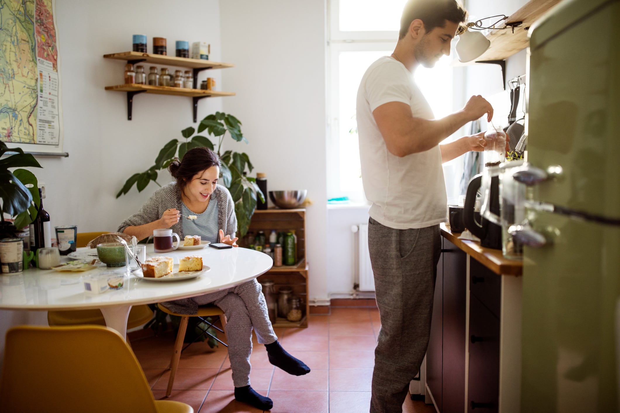 Una pareja joven en la cocina de su casa.