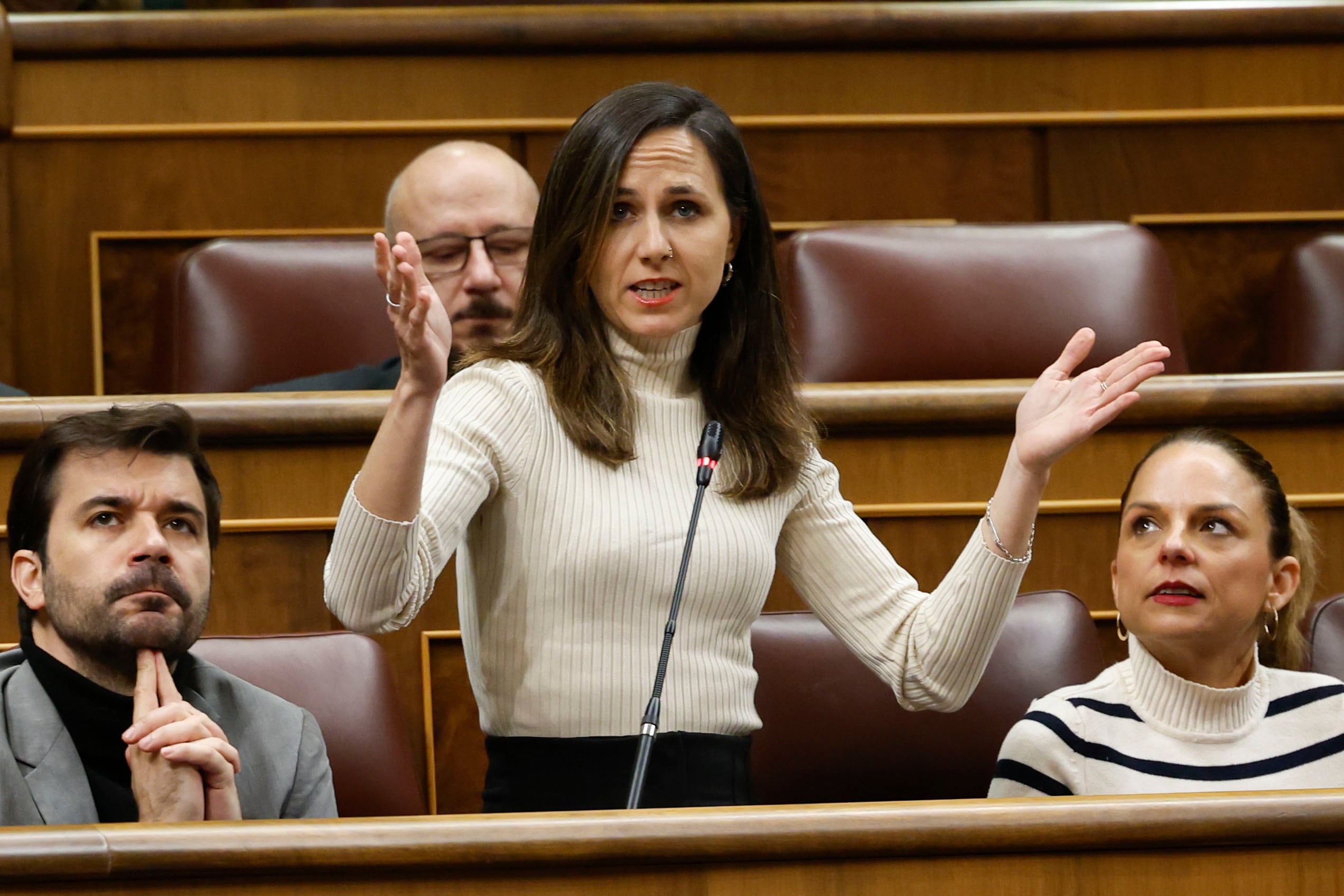 MADRID, 10/12/2025.- La diputada del grupo mixto Ione Belarra interviene en la sesión de control en el Congreso de los Diputados, este miércoles. Última sesión de control del año en el pleno del Congreso, que servirá para que el jefe del ejecutivo haga balance del ejercicio a preguntas de Alberto Núñez Feijóo, Santiago Abascal y Gabriel Rufián, en un ambiente que sigue crispado por la corrupción, el caso Salazar y la condena al anterior fiscal general. EFE/J.J. Guillén
