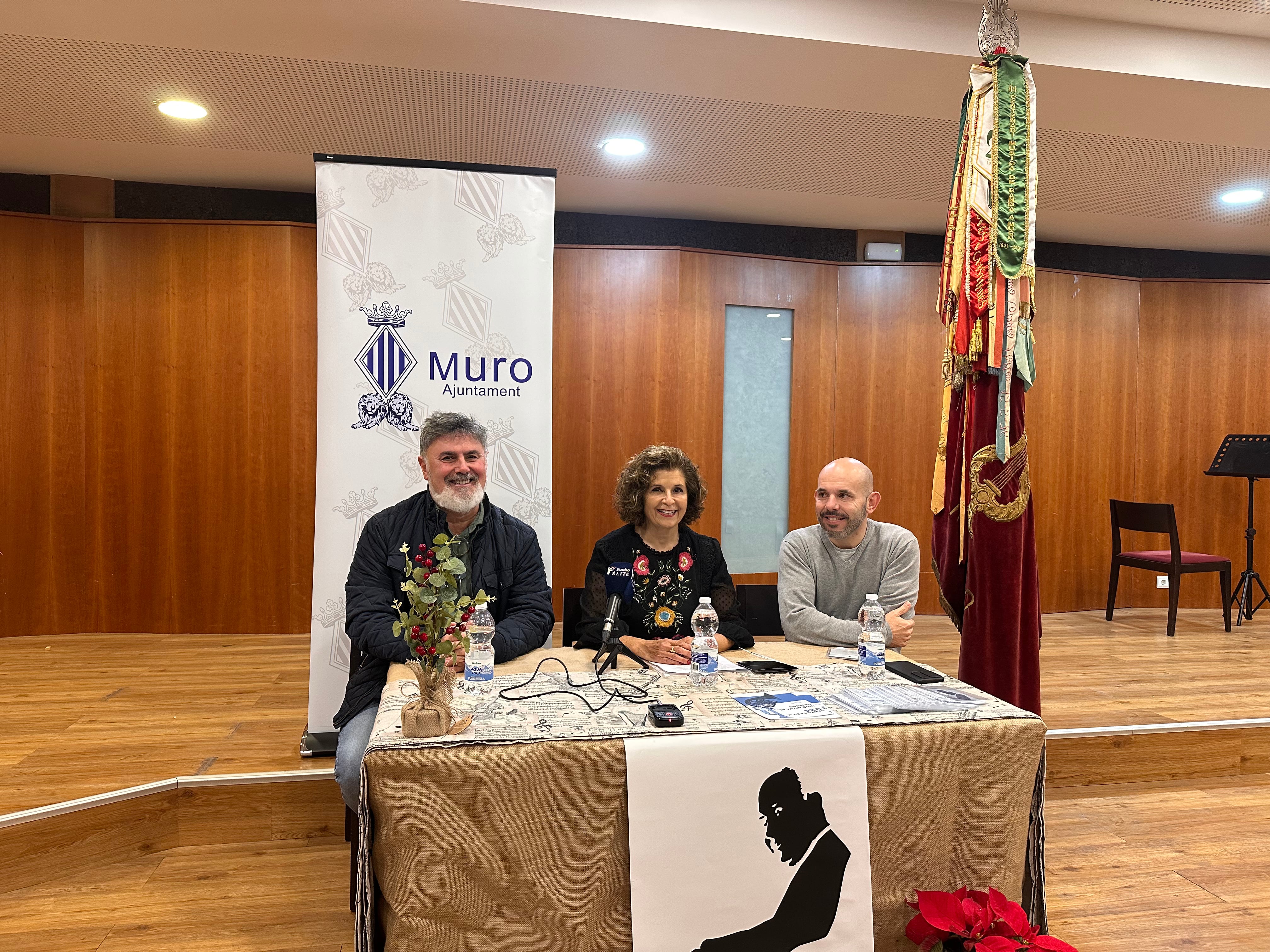 Vicent Molina, alcalde de Muro; Soraya Sanchis y Manolo Mondéjar, presidenta y  director de la Unió Musical de Muro, en la presentación del proyecto dedicado al músico y compositor Rafael Alcaraz.