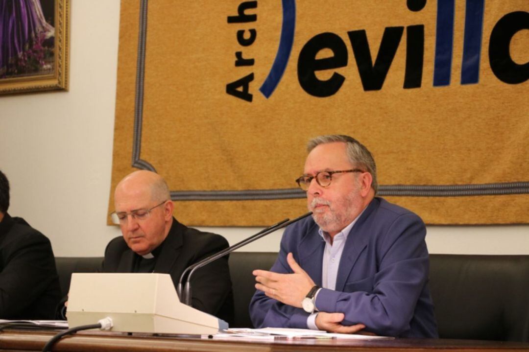 Mariano Pérez de Ayala, director de Cáritas en Sevilla, en plena rueda de prensa junto al obispo auxiliar, Santiago Gómez Sierra