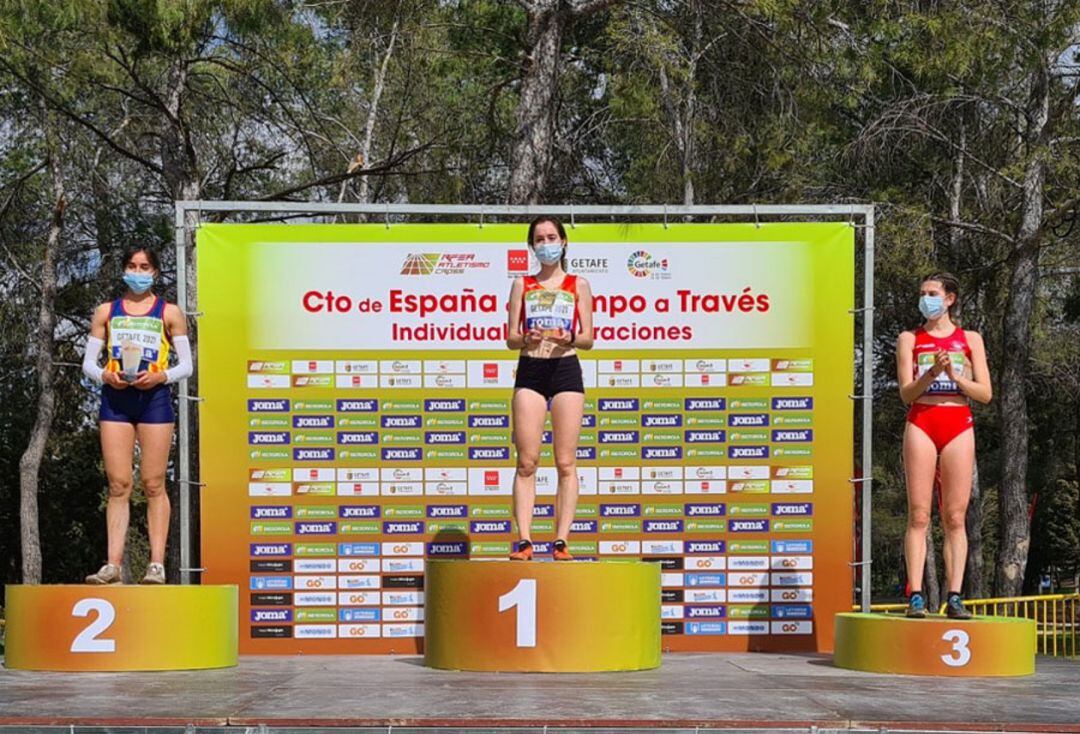 Cristina Ruiz en el podium del Campeonato de España de Campo a Través
