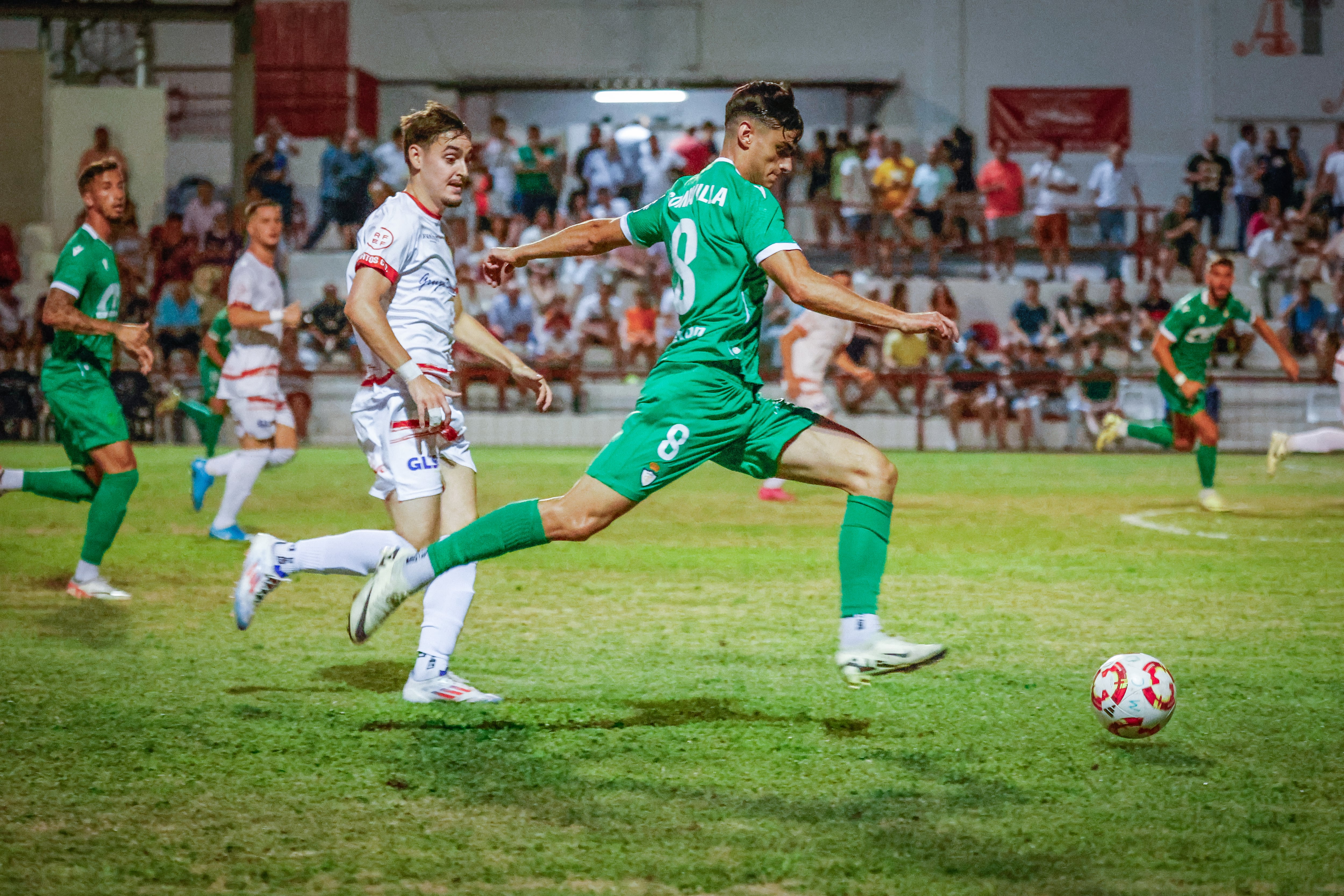 Somavilla es perseguido por un jugador del Martos en un momento del partido.