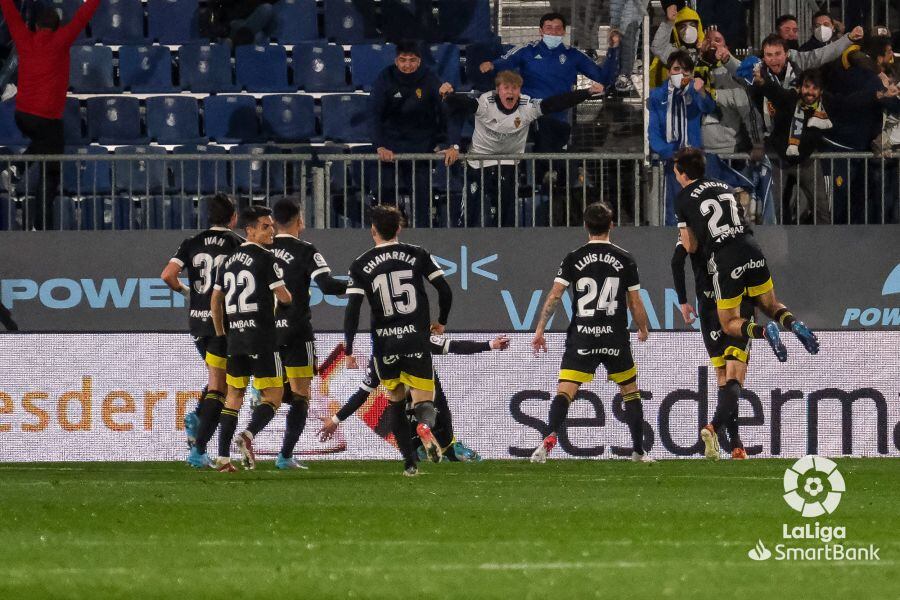 Los jugadores del Real Zaragoza celebran el gol de Petorvic
